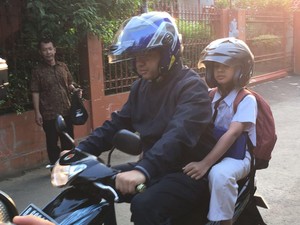 Saat Anies Baswedan Antar Anaknya ke Sekolah Naik Motor