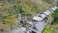 Tak ayal, banyak wisatawan yang penasaran dan mencoba meminum air tersebut. Antrean menuju pancuran pun tampak mengular (Kurnia/detikTravel)