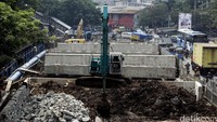 Akibat adanya perbaikan jembatan menyebabkan kemacetan disepanjang jalan Latumenten, Jembatan Besi, Jakarta Barat.