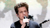 Ketujuh ada Attention milik Charlie Puth. Foto: Kevin Winter/Getty Images