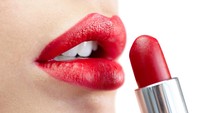 Hindari menggunakan lipstik terlalu lama dan juga terlalu sering. Jika terlalu sering akan membuat bibir lebih cepat kering dan pecah-pecah. Foto: Thinkstock
