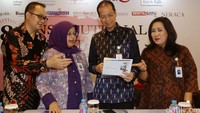 Direktur Utama Bank BJB Ahmad Irfan (dua dari kanan) memberikan keterangan pers terkait dana repatriasi pengampunan pajak (tax amnesty).