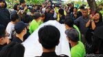 Jenazah Mike Mohede Dimakamkan