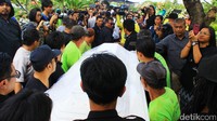 Setibanya di lokasi, nampak peti putih ditandu oleh beberapa petugas. Hanif Hawari/detikHOT.