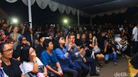 Para sahabat, saudara dan rekan di rumah duka pada kawasan Bintaro, Tangerang Selatan. Pool/Hanif Hawari/detikFoto.