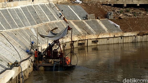 Normalisasi Sungai Ciliwung yang melintasi Kampung Pulo (agung/detikcom)