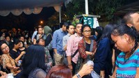 Antrian para sahabat yang datang untuk melepas kepergian Mike. Pool/Hanif Hawari/detikFoto.