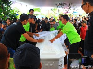 Jenazah Mike Mohede Dimakamkan