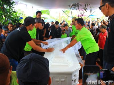 Jenazah Mike Mohede Dimakamkan