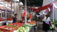  Sayuran dan buah-buahan berada di area tersendiri. Seperti biasa, area ini terpisah dari daging-dagingan. Sehingga pasar terasa bersih dan bebas bau (Avitia/detikTravel)