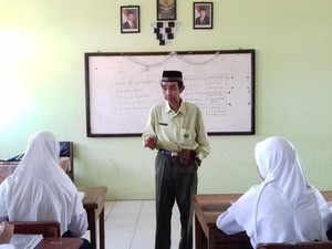 Berkenalan dengan Pak Maman: 40 Tahun Jadi Guru Honorer dan Tetap Semangat Mengajar