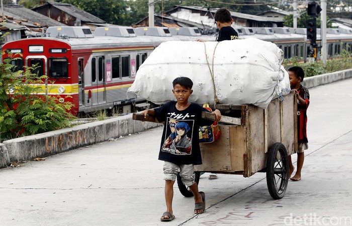 Kehidupan Anak Pemulung di Jakarta