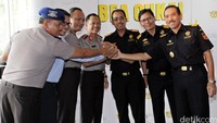 Kapolri Jenderal Tito Karnavian bersama Dirjen Bea dan Cukai Heru Pambudi menyatukan tangan usai menggelar rapat koordinasi di Kantor Bea Cukai, Jakarta Timur, Selasa (2/8/2016).