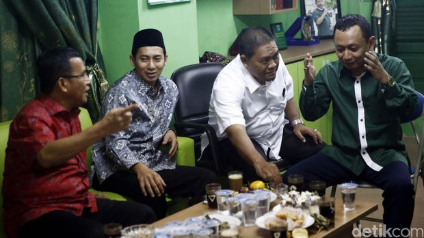 Ketua DPW PKB DKI Hasbiallah Ilyas (berkemeja hijau)