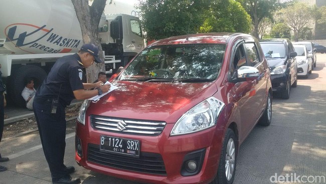 Jurus Baru Kemenhub Atur Taksi Online