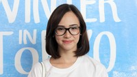 Ditambah kacamata dan lipstik merah membuatnya terlihat memesona. Pool/Ismail/detikFoto.