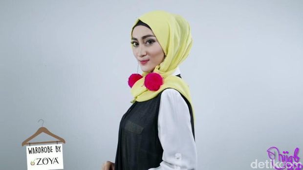 Tampil Hits Pakai Anting Pom pom dengan Tutorial Hijab Ini