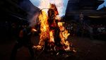 Pembakaran Setan di Festival Ghantakarna Nepal