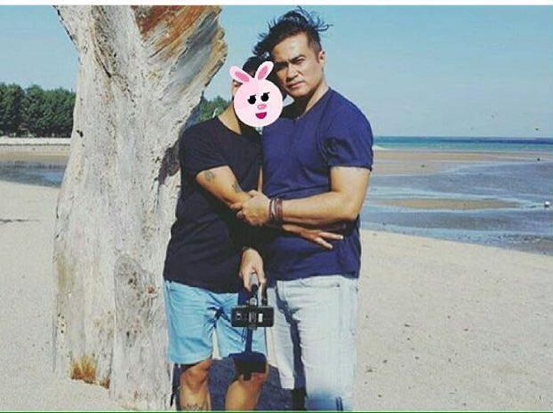 Pose Foto Romantis Bareng Pacar Di Pantai Love