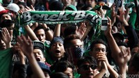 Hingga pukul 11.20 WIB, massa Bonek masih berada di Stasiun Senen. 