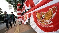Memasuki bulan Agustus mulai terlihat pedagang musiman yang menjajakan bendera dan umbul-umbul merah putih.
