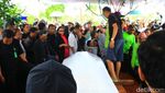 Jenazah Mike Mohede Dimakamkan