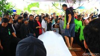 Isakan tangis pun terdengar di tempat pelantun hits Semua Untuk Cinta itu dimakamkan. Hanif Hawari/detikHOT.