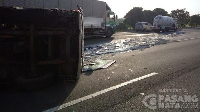 Truk Terguling di KM 38 Tol Jakarta-Cikampek, Lalin Macet 4 KM
