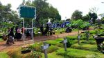 Karangan Bunga di Pemakaman Mike Mohede