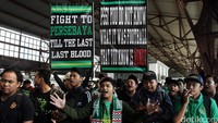 Bonek menggelar demo menuntut eksistensi Persebaya Surabaya diakui oleh federasi dan pemerintah.