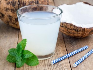 Apa Benar Air Kelapa dan Biji Chia Bernutrisi Hebat? (1)