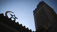 Masjid Al Ijabah terletak di sebelah utara barat laut Masjid Nabawi. Dahulu masjid ini dikenal dengan nama Manazil Bani Muawiyah. Masjid ini pernah disinggahi Rasulullah SAW yang kemudian mendirikan sholat dua rakaat dan memanjatkan doa yang sangat panjang. Foto: (Ilustrasi Masjid Al Ijabah) AFP Photo/Joel Saget
