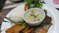 Foto: detikFoodMenu yang satu ini adalah perpaduan antara Sunda dan Bali. Nasi kampungnya disajikan dengan sambal dadak dan kacang panjang segar. Lauknya ada cumi goreng, ikan peda berlumur sambal matah, tahu goreng, tempe goreng serta pete goreng. Tak lupa sayur lodeh gurih!