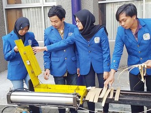 Alat Penyayat Bambu Desain Mahasiswa ITS Bantu Perajin Anyaman Bambu
