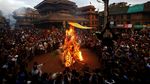 Pembakaran Setan di Festival Ghantakarna Nepal