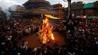 Dalam festival ini, orang-orang membakar ogoh-ogoh setan Ghantakarna. Navesh Chitrakar/Reuters