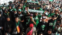 Itu terkait keputusan Pengadilan Negeri Surabaya yang memenangkan PT Persebaya Indonesia atas PT Mitra Muda Inti Berlian dalam kasus perselisihan nama, logo dan merek Persebaya.