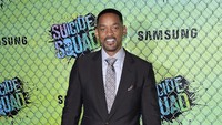 Will Smith tampak necis dengan setelan jas hitam dan sepatu coklat. Bryan Bedder/Getty Images for Carrera/detikFoto.