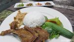 Menyantap Nasi Kampung yang Komplet Plus Sambal Dadak Pedas