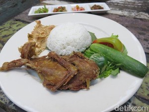 Cafe Bali: Sedap Enak Nasi Bebek Bali Komplet dengan Paduan 4 Jenis Sambal