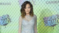 Karen Fukuhara yang menjadi Katana terlihat cantik dengan gaun biru semi-transparan. Jamie McCarthy/Getty Images/detikFoto.