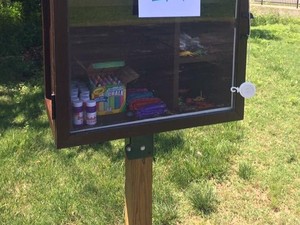 Wanita Ini Buat Little Free Pantry Berisi Makanan Gratis untuk Orang Membutuhkan
