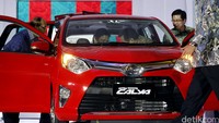 Adik Avanza, Toyota Calya juga kembar. Calya punya wajah yang sama dengan Sigra. Calya dijual Rp 138,85-156,4 juta. Foto: Rengga Sancaya
