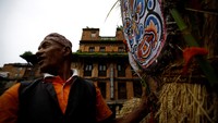 Salah satu warga tampak bekerja membuat ogoh-ogoh setan Ghantakarna sebelum nantinya dibakar dalam perayaan festival. Navesh Chitrakar/Reuters.