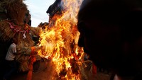 Sebuah festival unik digelar di kota kuno Bhaktapur, Nepal, Senin (01/08/2016) waktu setempat. Navesh Chitrakar/Reuters.