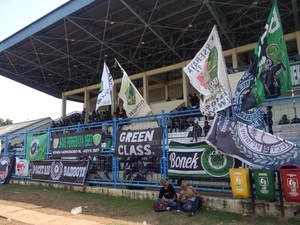 Ribuan Bonek Tunggu Menpora di Stadion Tugu di Koja