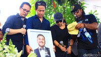 Para sahabat mengantar kepergian Mike. Pool/Hanif Hawari/detikFoto.