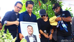 Kesedihan Para Sahabat di Pemakaman Mike Mohede