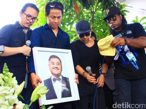 Kesedihan Para Sahabat di Pemakaman Mike Mohede