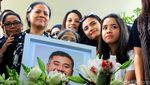 Kesedihan Para Sahabat di Pemakaman Mike Mohede